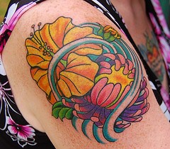 大臂丰富多彩的亚洲芙蓉花纹身图案