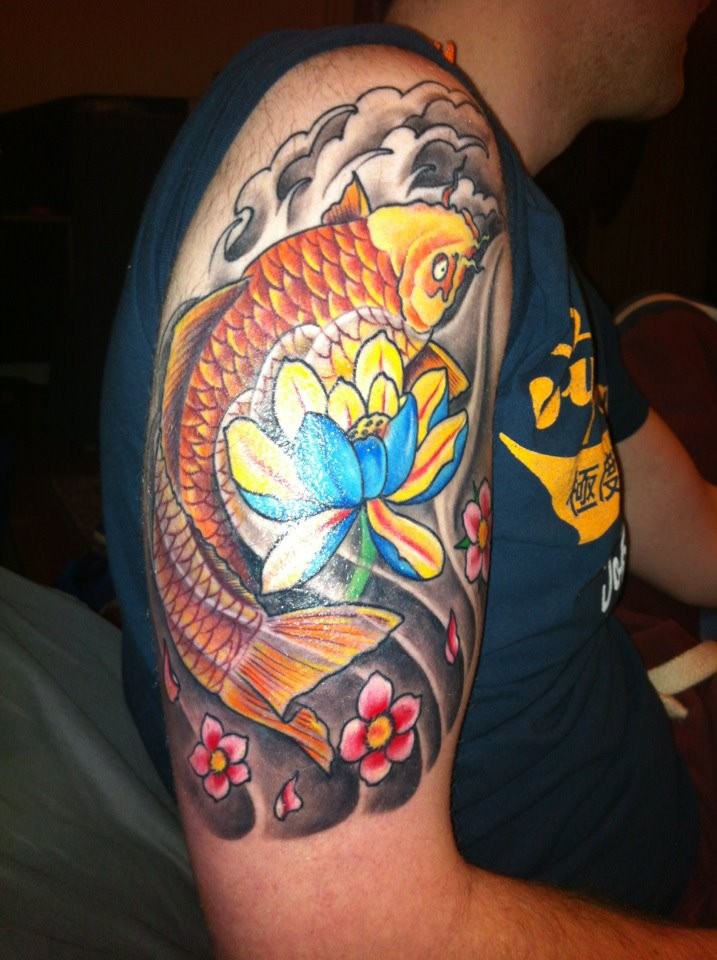 大臂精彩的莲花和鲤鱼彩色纹身图案