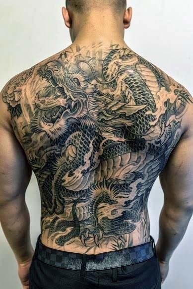 背部奇特的黑灰幻想龙纹身图案