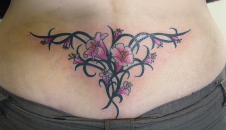 黑色部落图腾和粉红色花朵腰部纹身图案