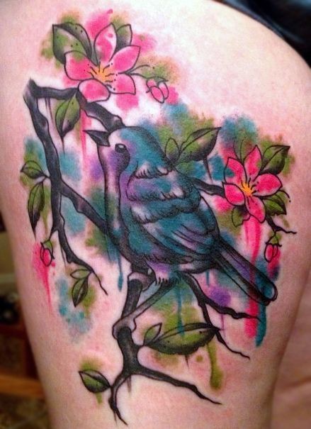大腿水彩画风格五彩鸟和开花的树纹身图案