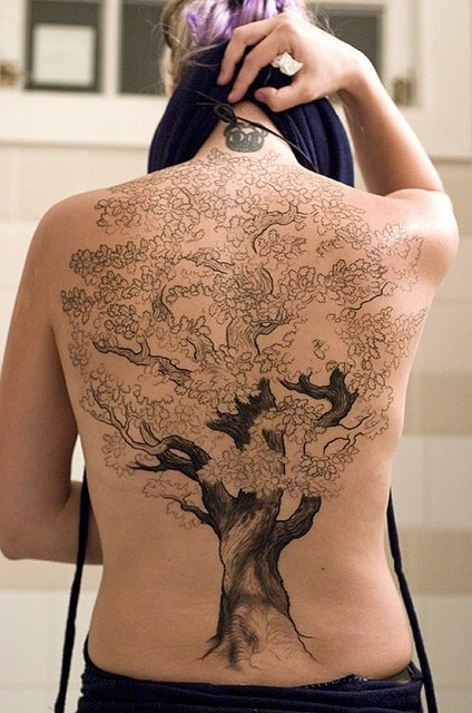 女生背部一颗优雅的大树纹身图案