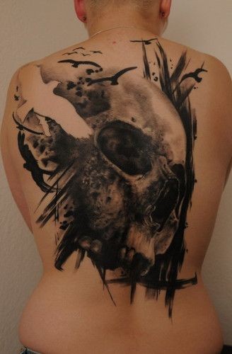 背部优雅的黑灰色骷髅和白色的鸟纹身图案