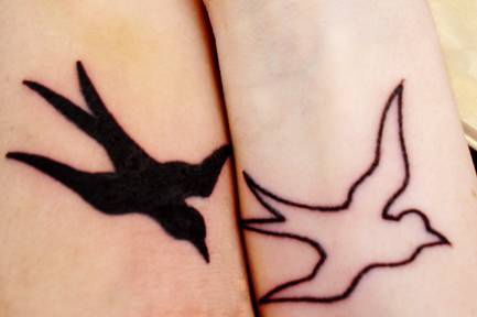 两个黑色和白色的小鸟纹身图案