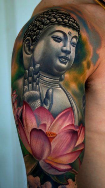 手臂写实逼真 的佛像与莲花纹身图案