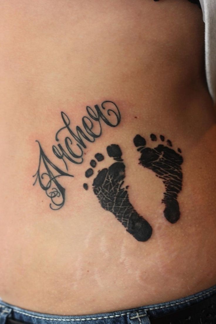 宝宝的脚印和英文字母腰部纹身图案