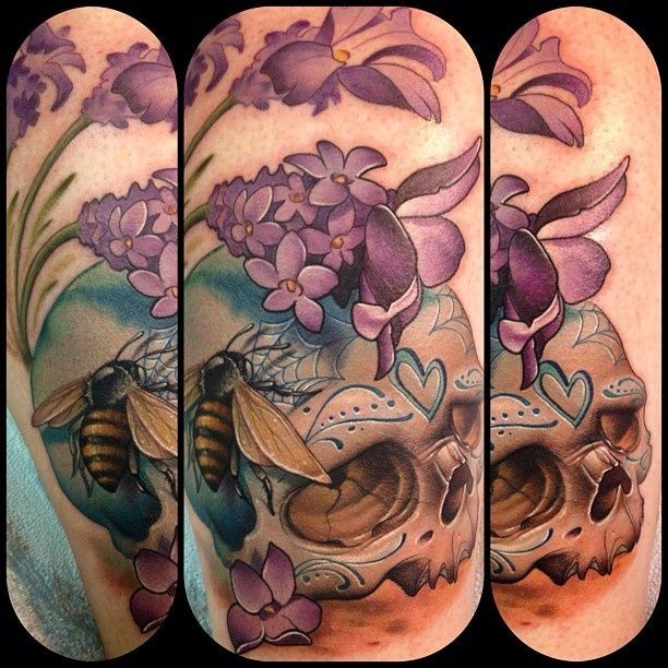 美丽彩色骷髅结合花卉和蜜蜂纹身图案