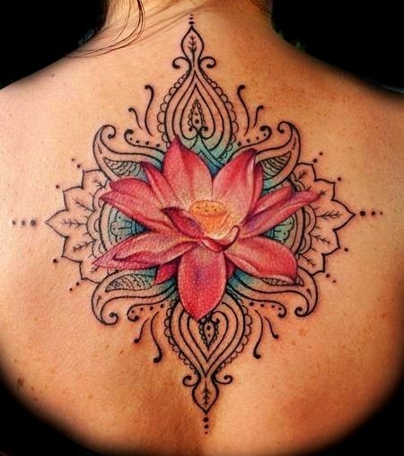 背部美妙优雅的莲花纹身图案