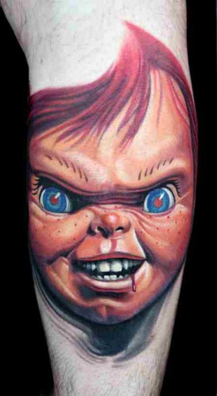 手臂恐怖的卡通彩色邪恶娃娃纹身图案