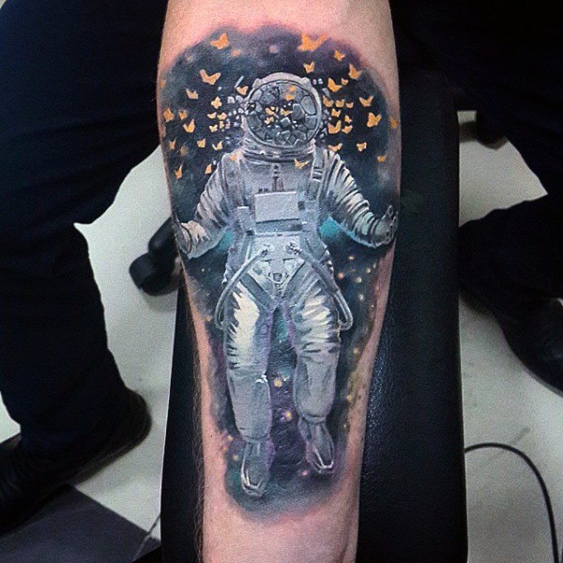 手臂金色的蝴蝶和宇航员纹身图案