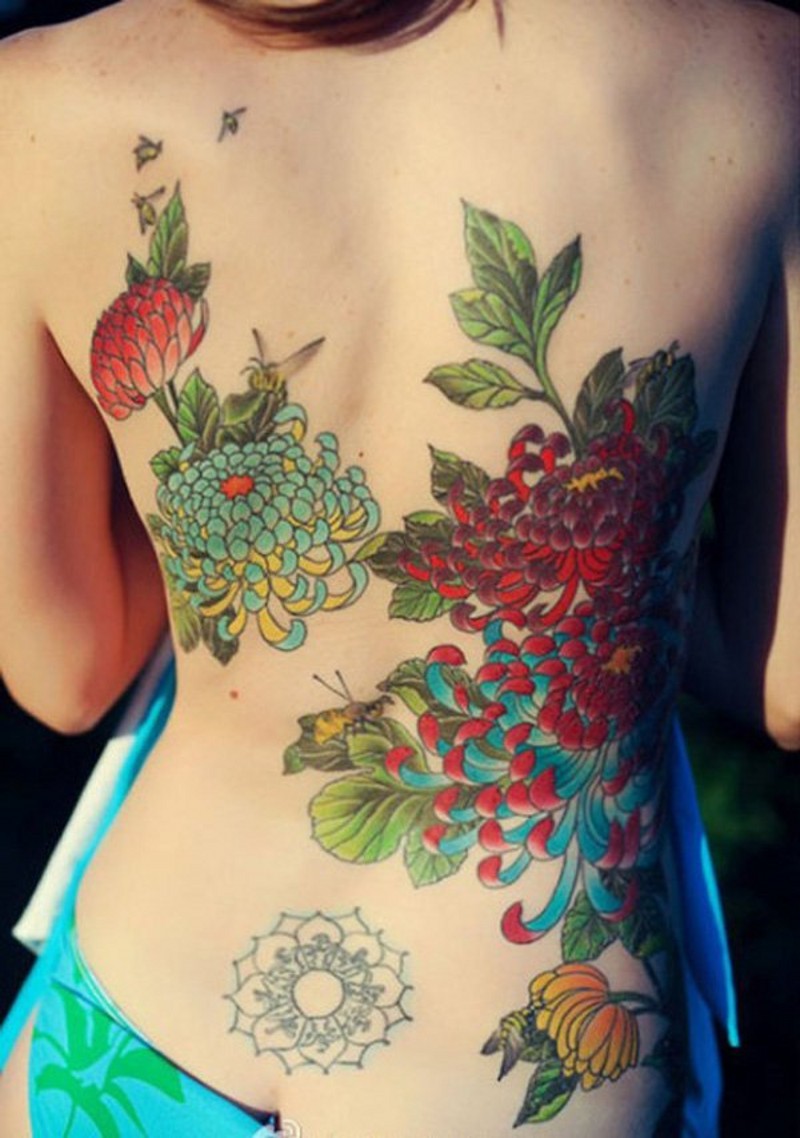 背部传统的彩绘菊花纹身图案