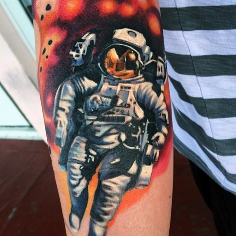逼真的彩色宇航员男子手臂纹身图案