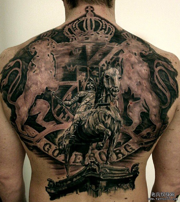 背部雄伟的战士塑像和字母纹身图案