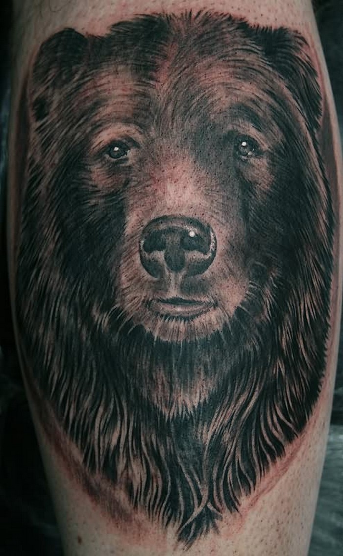 一只灰色的熊头像纹身图案