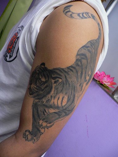 手臂黑色的下山虎纹身图案
