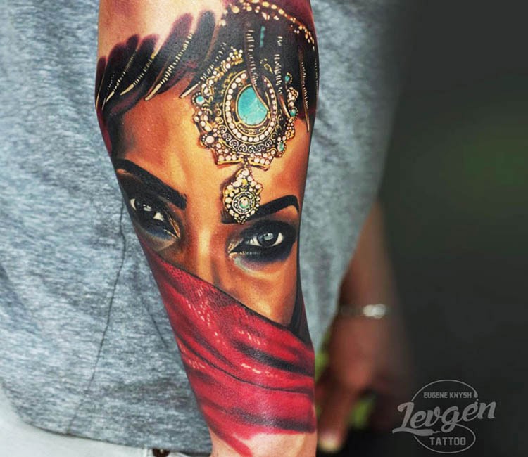 手臂写实风格彩色东方女人脸与珠宝纹身图案