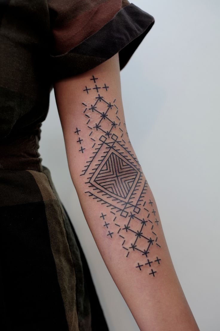 手臂简单设计的黑色部落几何纹身图案