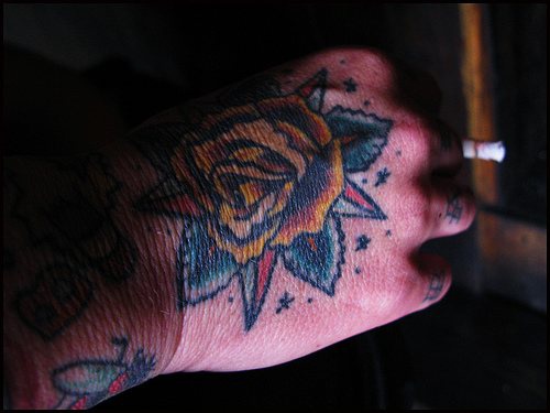 黄玫瑰配美丽的树叶手背纹身图案