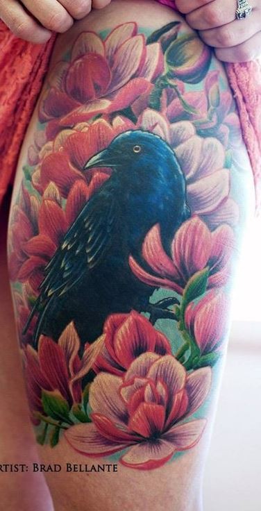 大腿美丽的彩绘乌鸦结合粉红色花朵纹身图案