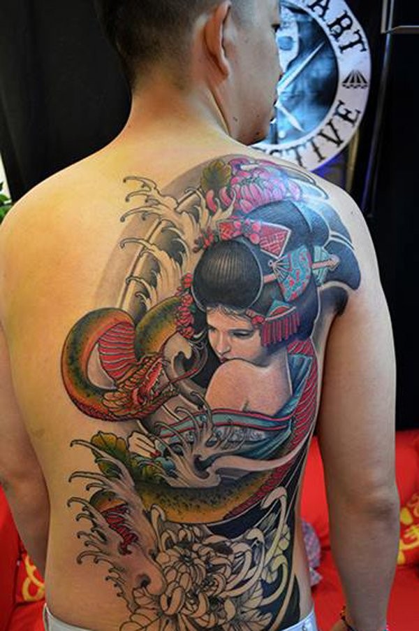 背部好看的日本歌舞伎和蛇纹身图案