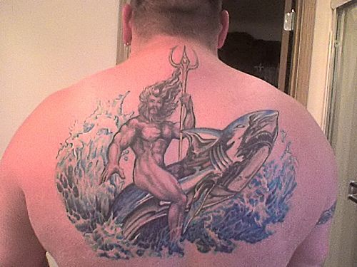 男性背部海神鲸鱼和三叉戟纹身图案