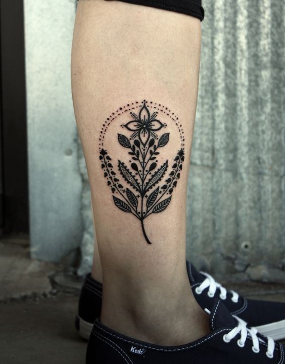 小腿小小漂亮的黑色花朵纹身图案
