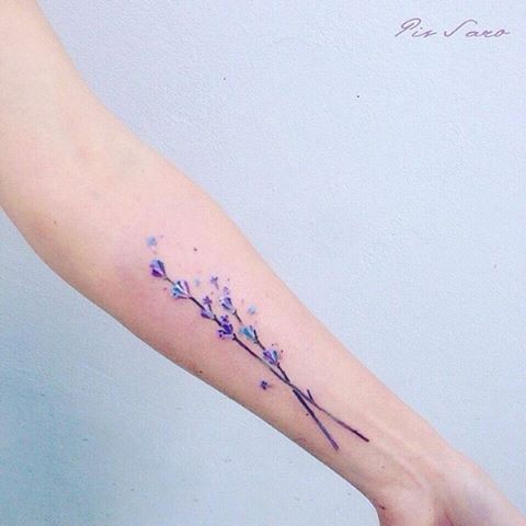 女生小臂天然彩色花朵纹身图案
