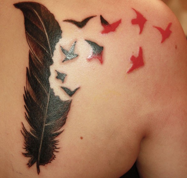背部很酷的黑色羽毛与红色鸟类纹身图案