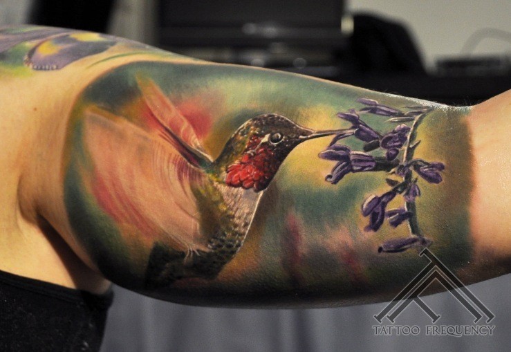 大臂写实风蜂鸟和花朵纹身图案