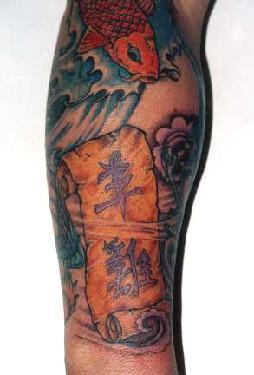 手臂彩色汉字和锦鲤鱼纹身图案