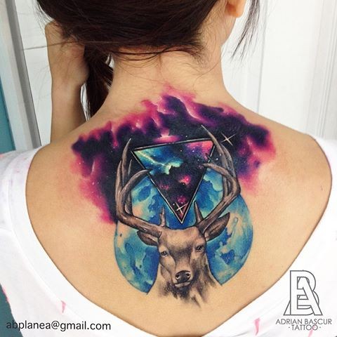 背部彩色的几何鹿与星空纹身图案