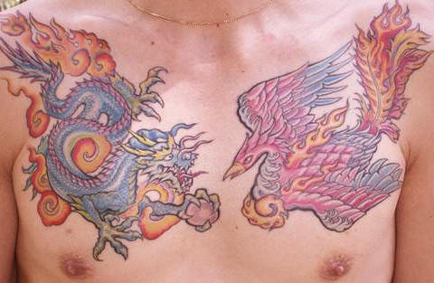 胸部彩色的凤凰与亚洲龙纹身图案