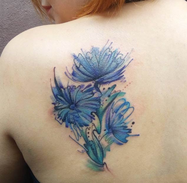 女生背部蓝色美丽的花朵纹身图案