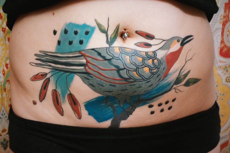 腹部彩色植物和小鸟纹身图案