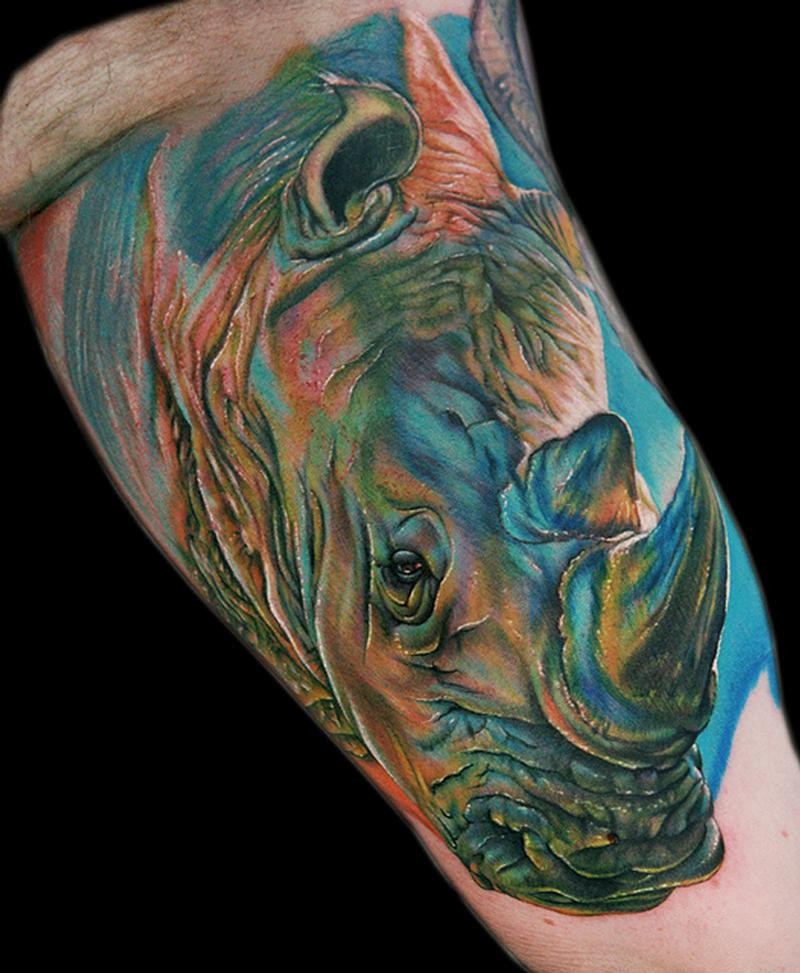 手臂上很酷的色彩犀牛纹身图案