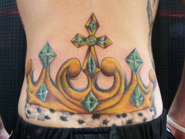背部彩色的金色皇冠珠宝纹身图案