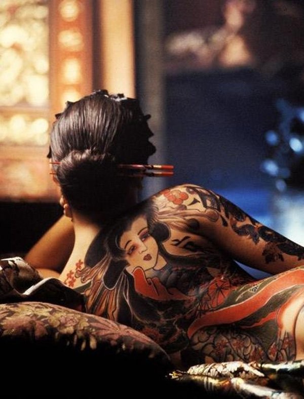 背部可爱的日式艺妓彩绘纹身图案