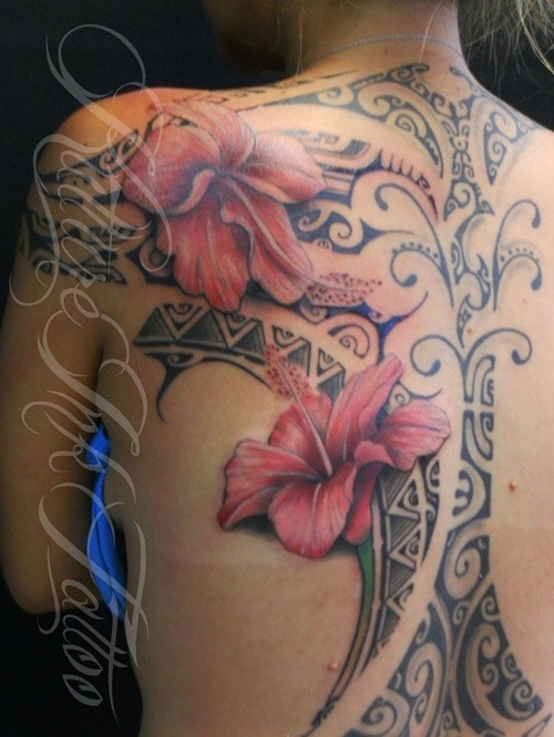 背部美丽的红色芙蓉花和图腾纹身图案