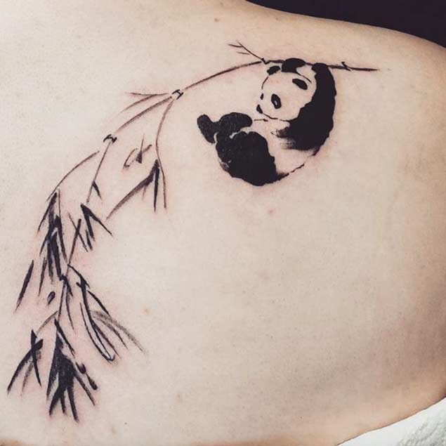 背部简单的黑色小熊猫与竹子纹身图案