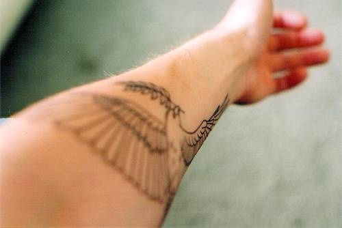 黑色线条的鸟手臂纹身图案