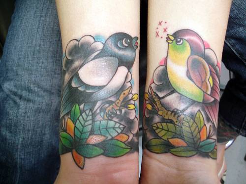 手腕两只鸟啁啾彩色纹身图案