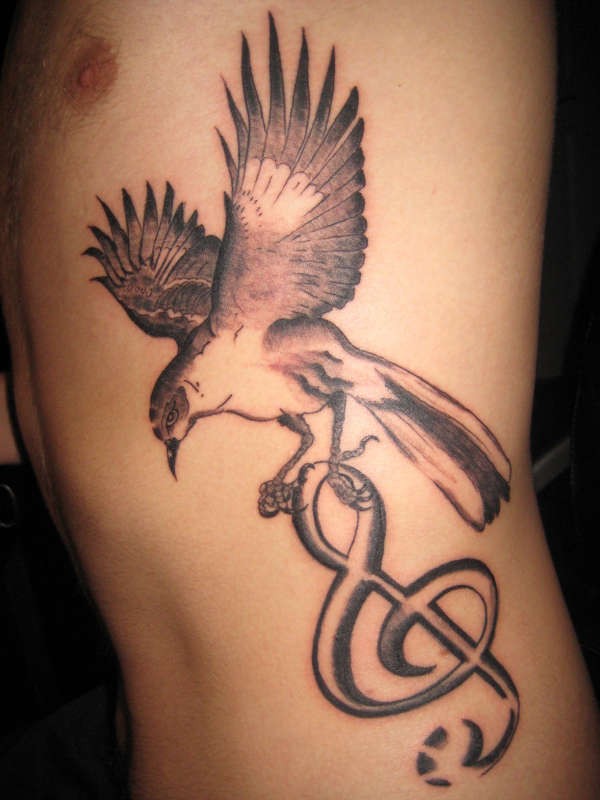 展翅的小鸟和音符纹身图案