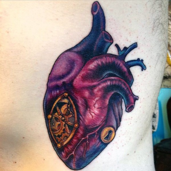 背部彩色的心脏与机械组合纹身图案