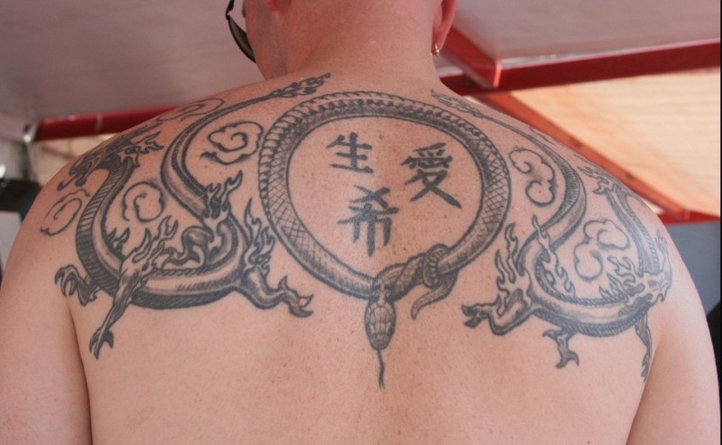 背部中国风蛇与龙符号纹身图案