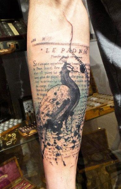 手臂美妙的小鸟和英文字母纹身图案