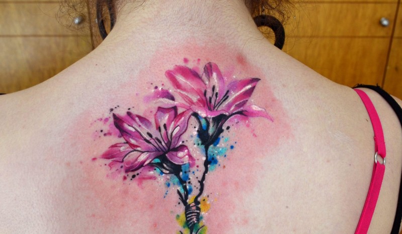 背部精致的粉红色百合花纹身图案