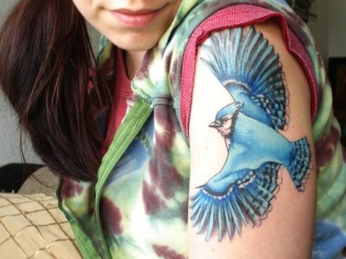 大臂飞行的蓝色鸟纹身图案