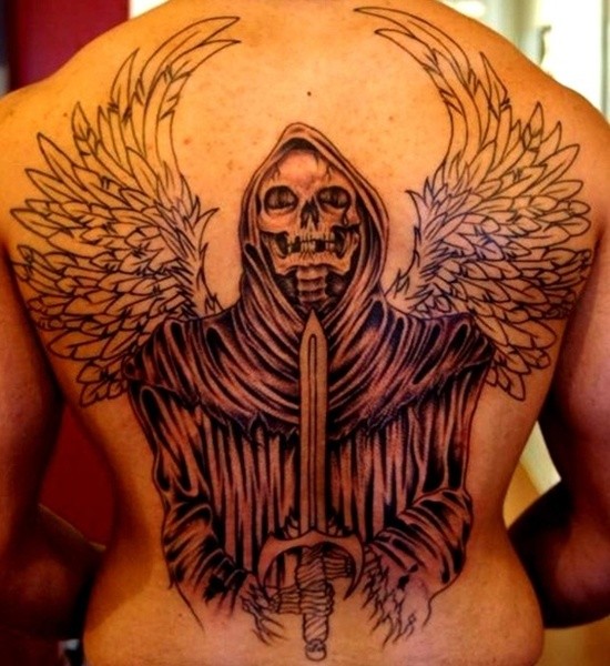 背部死神翅膀和剑纹身图案