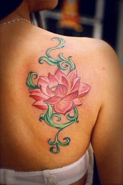 背部优雅的粉红色莲花与藤蔓纹身图案