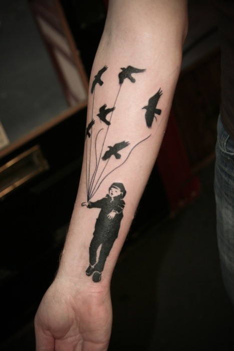 手臂令人印象深刻的黑色男孩与鸟形气球纹身图案